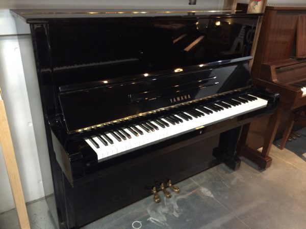 YAMAHA U2