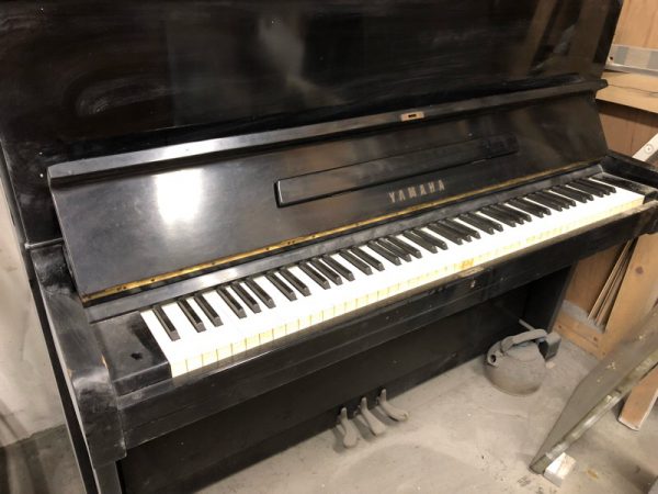 YAMAHA U1E